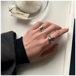 Dettaglio di anelli in argento sterling S925 con design a spirale e metallo liquido
