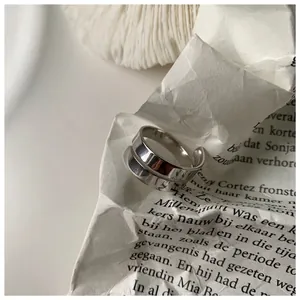 Anello aperto a doppia spirale in argento S925 con finitura metallica lucida