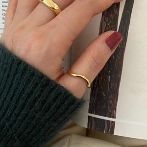 Minimalist gold wavy ring set for women featuring smooth and irregular curved metal bands