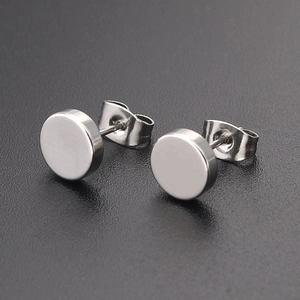 Minimalistische ronde titanium stalen oorknopjes met plat schijfontwerp in zilveren kleur