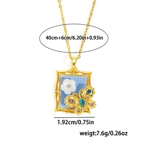 Collier vintage doré avec fleur blanche, papillon émaillé bleu et dimensions