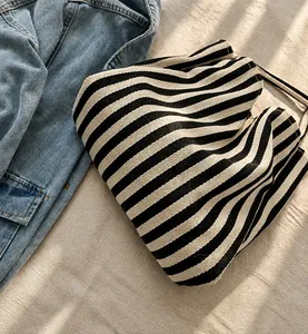 Detail einer großen Canvas-Tasche mit klassischem schwarz-weißem Streifenmuster
