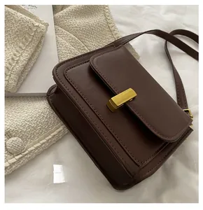 Détail du bas de la sacoche vintage marron avec boucle en métal doré élégante