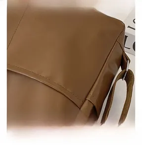 Détail de la texture lisse en cuir PU marron et des coutures nettes du sac cabas