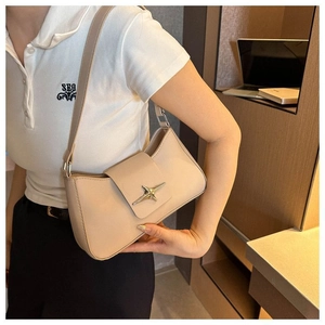 Dettaglio della borsa sottobraccio beige in PU con fibbia a stella argentata