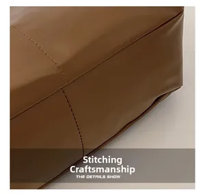 Gros plan du sac en cuir PU marron montrant les coutures et les détails de finition