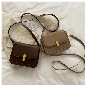 Détail de petits sacs bandoulière rétro marron et kaki avec boucles en métal doré