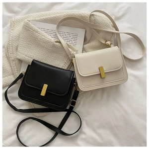 Duo de sacs à bandoulière noir et beige avec boucle métallique dorée raffinée