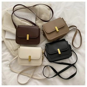 Détail de petits sacs carrés vintage minimalistes en marron, kaki, blanc et noir classique