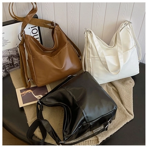 Trois grands cabas en cuir PU marron, blanc et noir présentés sous un angle de 45 degrés