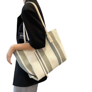 Grande borsa tote in tela a righe verticali verdi e bianche per uso quotidiano