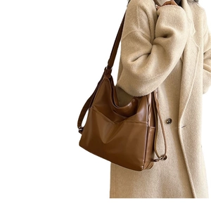 Sac à dos et cabas marron en cuir PU souple grande capacité porté avec un manteau beige