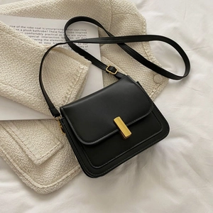 Sac bandoulière en similicuir noir avec boucle dorée minimaliste sur tissu en tweed