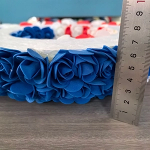 Dettaglio della ghirlanda Independence Day con spessore di 6,5 cm e rose bianche e blu