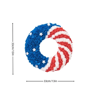 Dettaglio di rose rosse bianche e blu su una ghirlanda americana da 33cm per porta