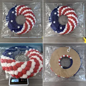 Détail de la couronne du Jour de l'Indépendance de 45cm avec pompons rouges blancs bleus