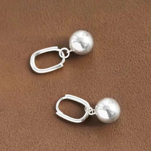 Boucles d'oreilles boules argentées minimalistes avec finition polie sur cuir