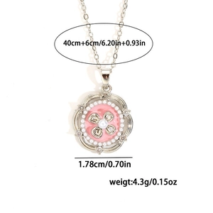 Collier fleur en émail rose avec bordure en perles et chaîne argentée en vue variante