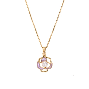 Detailansicht der goldenen Kette mit lila Emaille-Blüte und zentraler weißer Perle