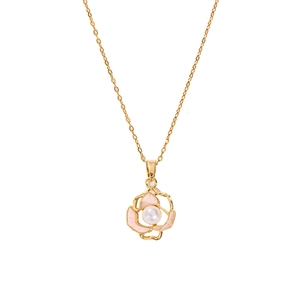 Detailansicht der Kamelien-Halskette mit rosa Emaille-Blüten und einer Perle in der Mitte