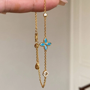French style gold-plated Ag925 bracelet featuring blue clover pendant and sparkling crystals