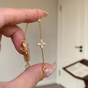 Minimalist gold four-leaf flower bracelet with sparkling zircons and adjustable chain