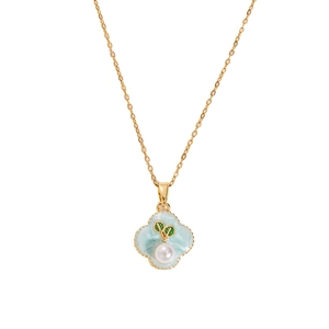 Detailansicht des blauen Emaille-Blumenanhängers mit Perle und goldenem Perlenrand