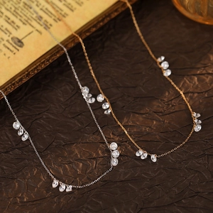 Colliers élégants de style français en or et argent avec pendentifs en zircone