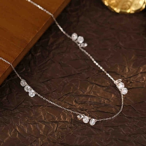 Élégant collier argenté avec des perles en zircone étincelantes sur une chaîne fine