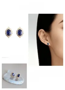 Détails de boucles d'oreilles en zircon bleu ovale avec entourage de pierres blanches