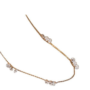 Collier en or rose avec quatre grappes de zircons sur un fond blanc épuré