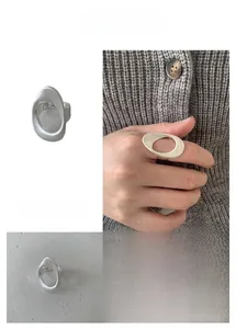 Détail de la bague goutte évidée en argent mat avec un design géométrique ajustable