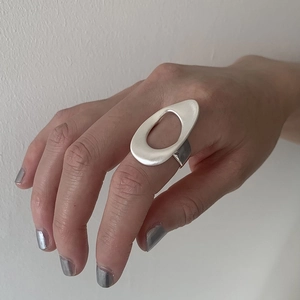 Bague ovale ajourée en argent mat avec finition brossée pour un style affirmé femme