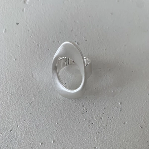Bague ajourée géométrique argentée minimaliste avec finition mate et forme irrégulière