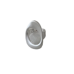 Bague ajourée géométrique abstraite avec finition mate brossée au design argenté minimaliste