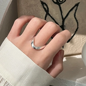 Elegant V-shaped polished silver metal open ring for women with minimalist wave design