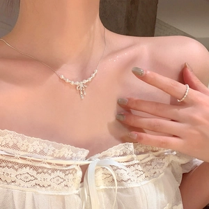 Collier nœud perle vintage français et bague perles sur tenue en dentelle