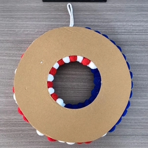 Vue détaillée du support en carton et de la cordelette d'un couronne patriotique