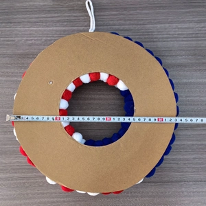Détail du dos de la couronne du Jour de l'Indépendance de 34cm avec support en carton