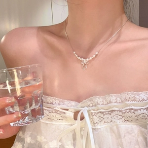 Collier de perles vintage français avec pendentif nœud ajouré sur chaîne en argent