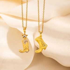 Détail de pendentifs bottes de cow-boy dorées avec étoile et finition texturée fine