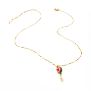 Vue détaillée du pendentif montgolfière coloré et de la fine chaîne dorée du collier