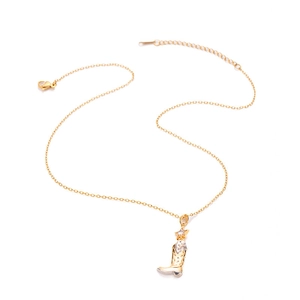 Vue détaillée du collier pendentif botte de cowboy dorée avec chaîne ajustable fine