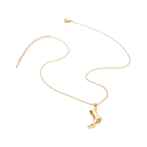 Détail du collier doré avec pendentif botte de cow-boy, fermoir mousqueton et rallonge