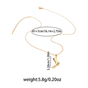 Collier avec pendentif botte de cow-boy doré et chaîne réglable sur fond blanc