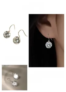 Vue détaillée de boucles d'oreilles en zircone ronde avec crochets en argent poli
