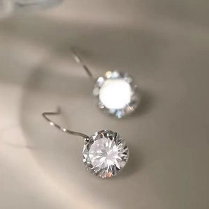 Boucles d'oreilles élégantes avec zircons ronds brillants et crochets en S argentés