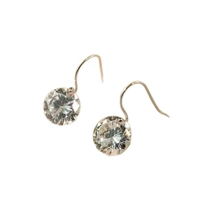 Boucles d'oreilles pendantes en zircone ronde avec crochets sur fond blanc