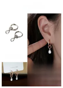 Détails des boucles d'oreilles créoles avec zircons en forme de goutte d'eau