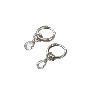 Créoles minimalistes en argent avec pendentifs en zircone goutte d'eau sur fond blanc
